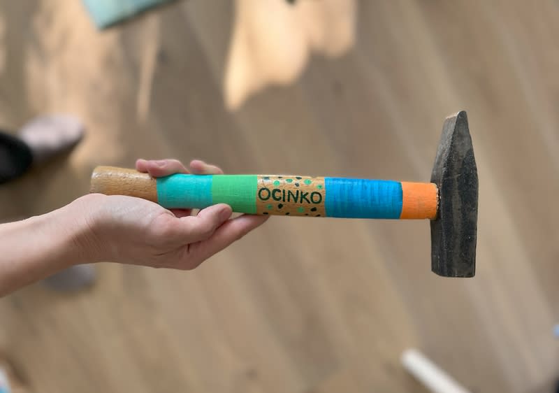 Hotové personalizované kladivo s textom ocinko