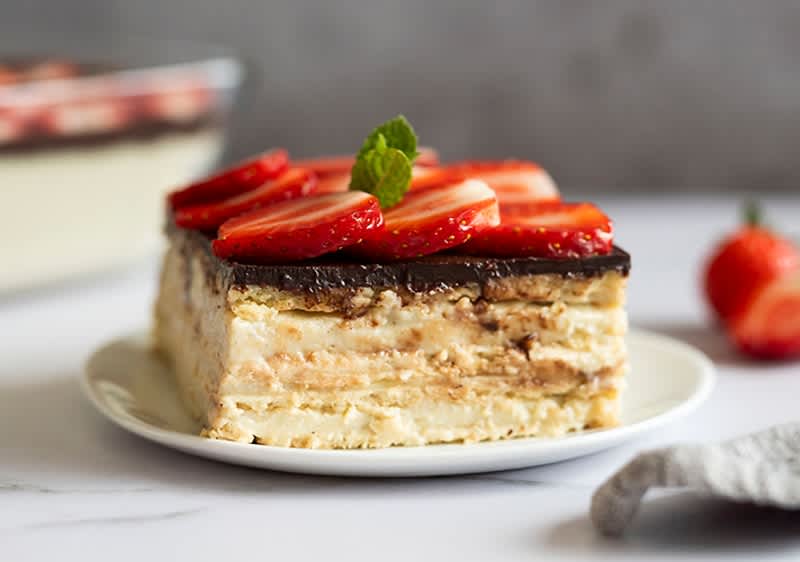 Nepečený pudingový dezert s jahodami na tanieri