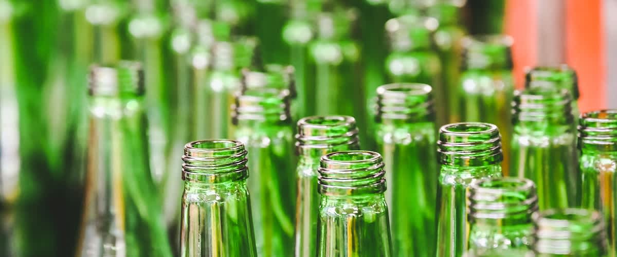 zelené sklenené fľaše