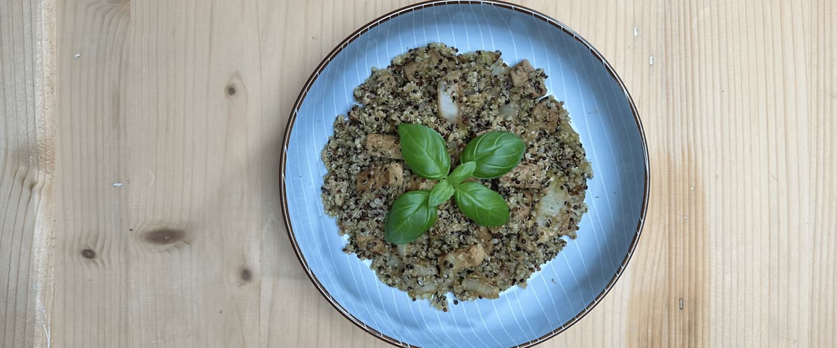 Quinoa šalát s marinovaným tofu, čakankou a bazalkovým pestom