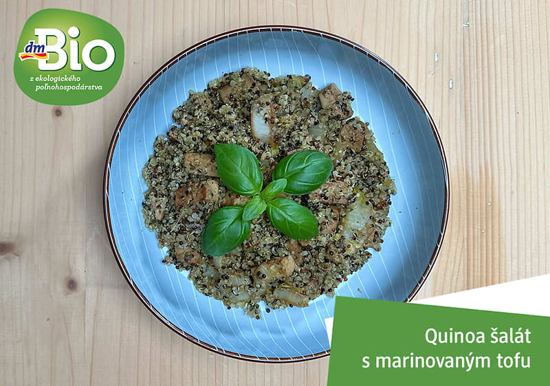 Quinoa šalát s marinovaným tofu, čakankou a bazalkovým pestom 