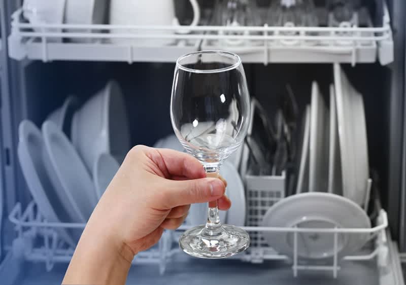 čistý riad z umývačky riadu