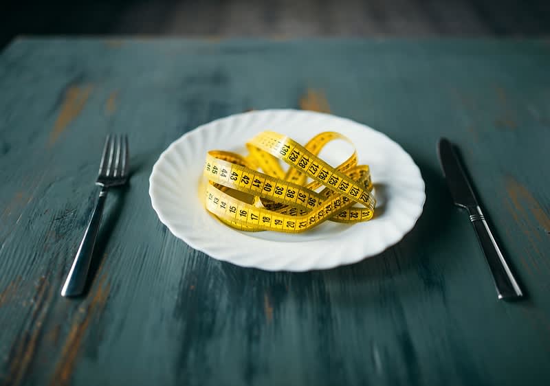 prázdny tanier bez jedla s metrom