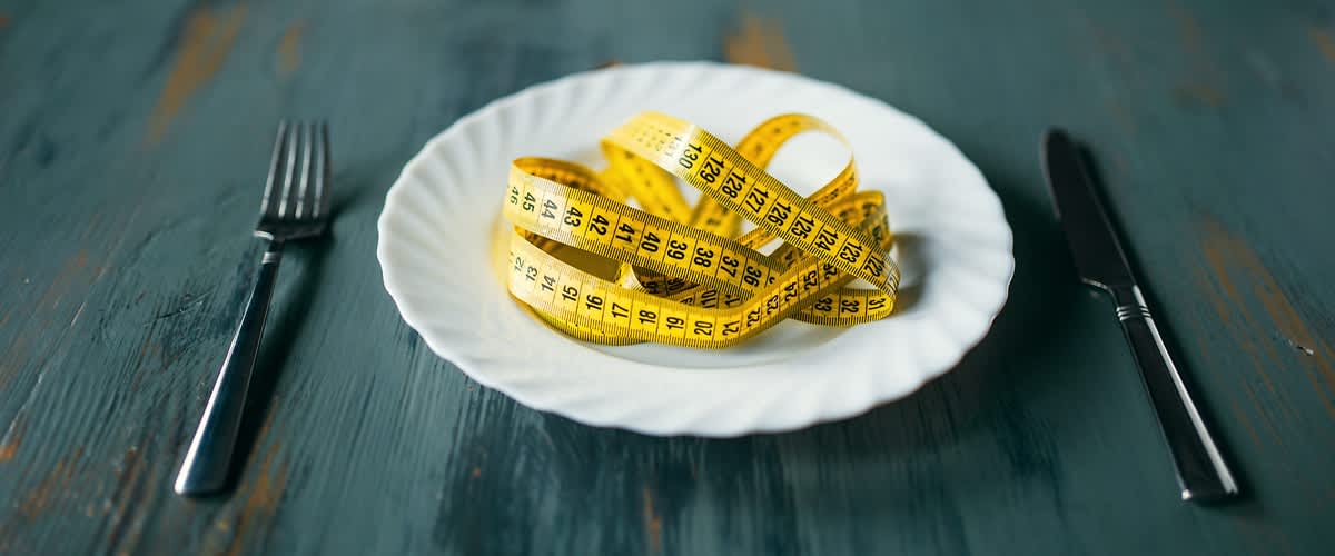 prázdny tanier bez jedla s metrom