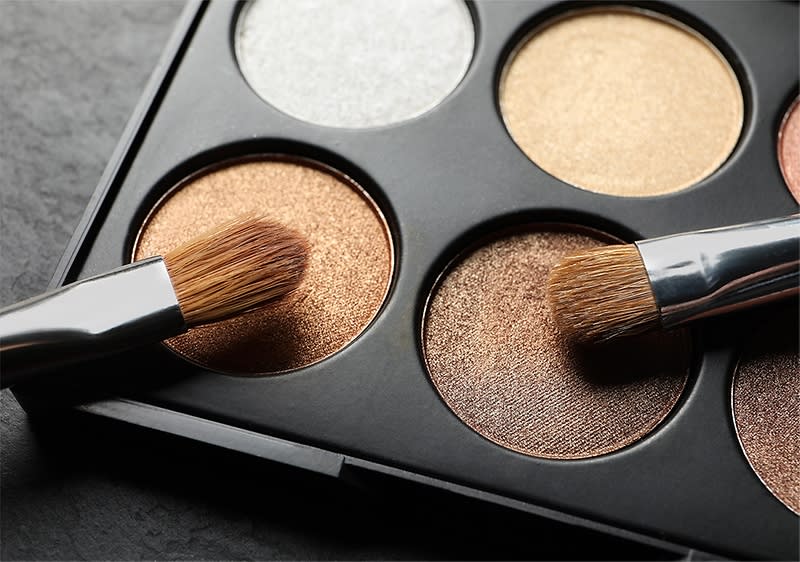 Paletka očných tieňov s dvoma štetcami