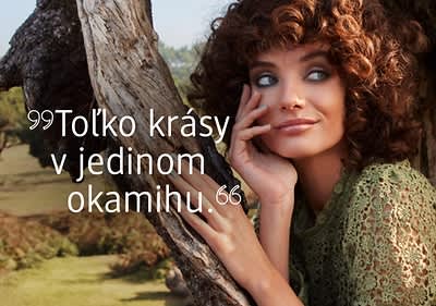 Žena s textom "Moje líčenie je inšpirované prírodou."