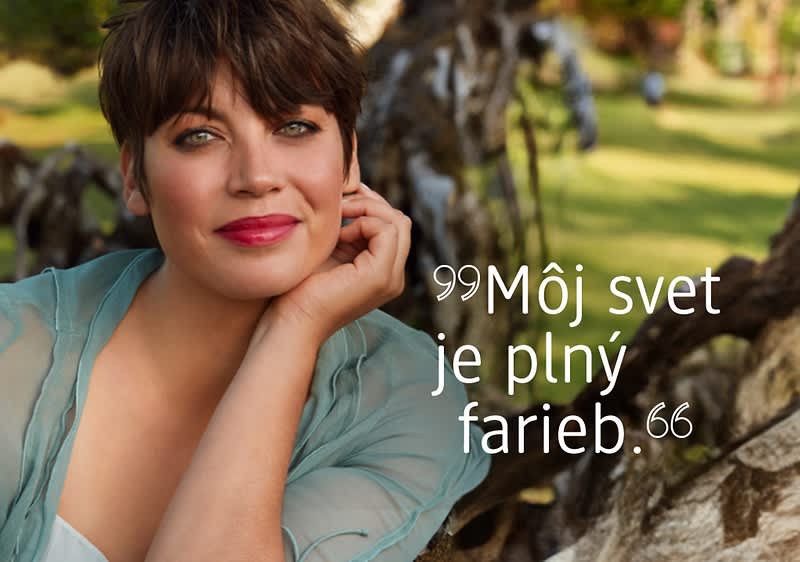 Žena s textom "Môj svet je plný farieb."