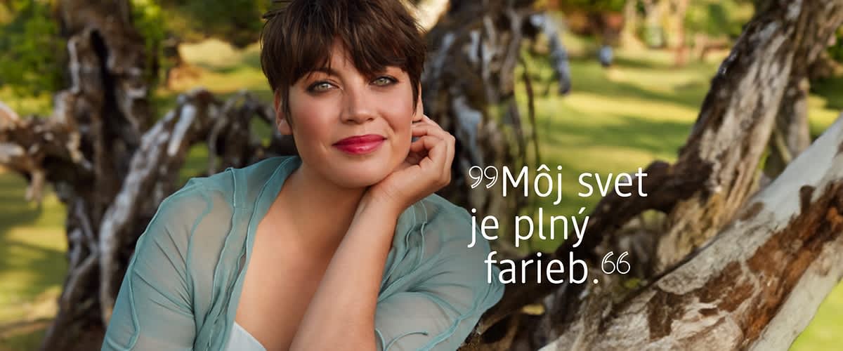 Žena s textom "Môj svet je plný farieb."