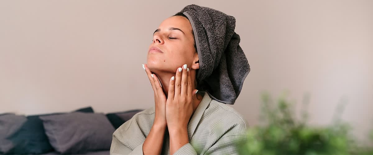 ženas s uterákom na hlave