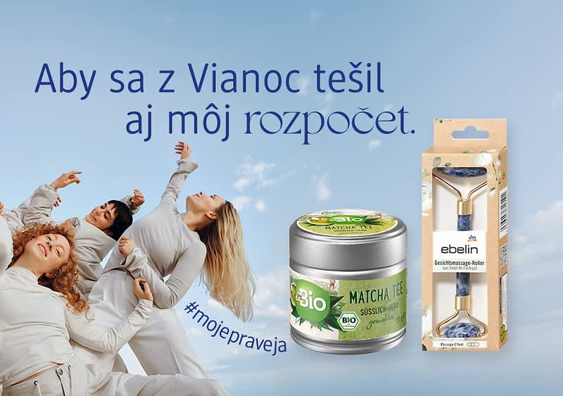 Skupina ľudí v bielom, čaj Matcha, masážny roller, text o Vianociach.