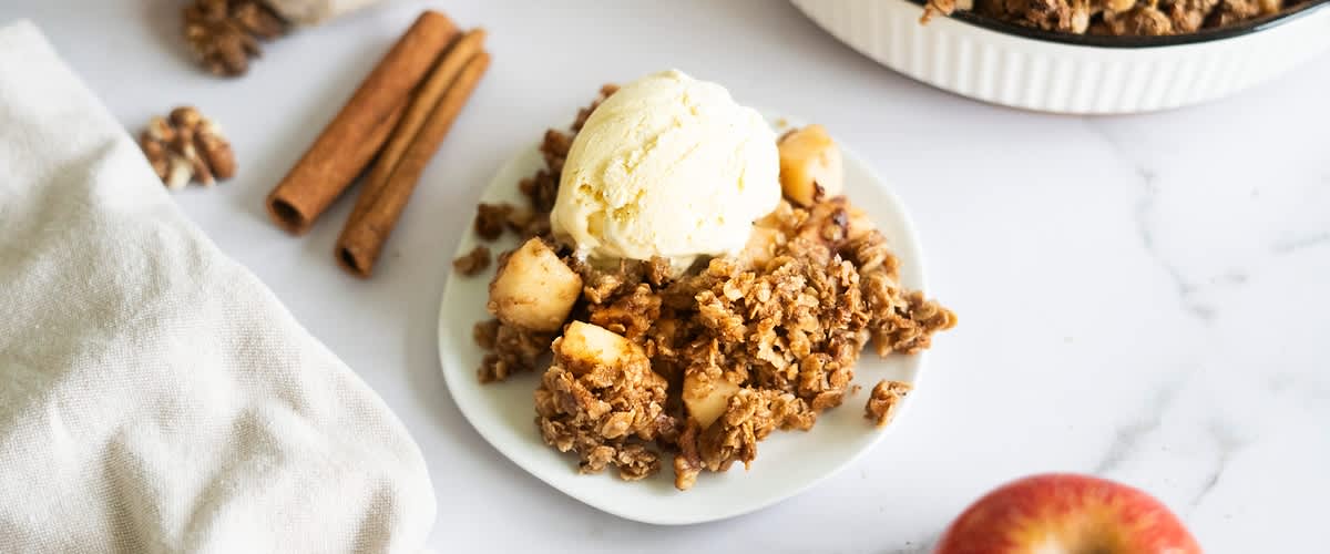 Jablkové crumble so psylliom a zmrzlinou servírované na tanieri