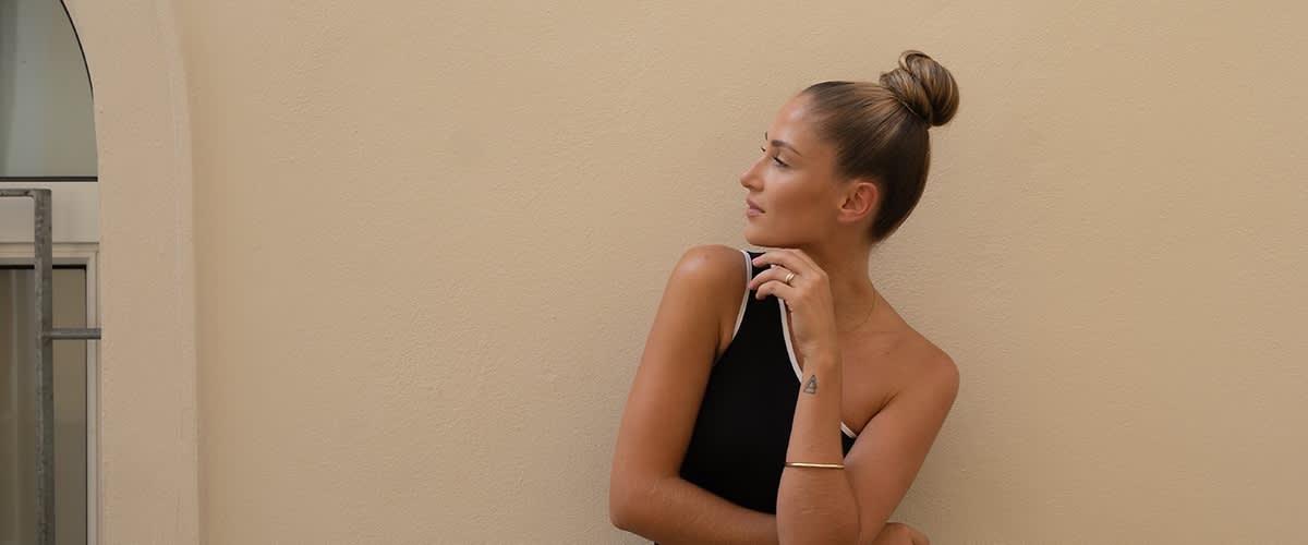 Žena s upravenými vlasmi v štýle sleek bun