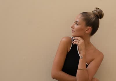 Žena s účesom v štýle sleek bun