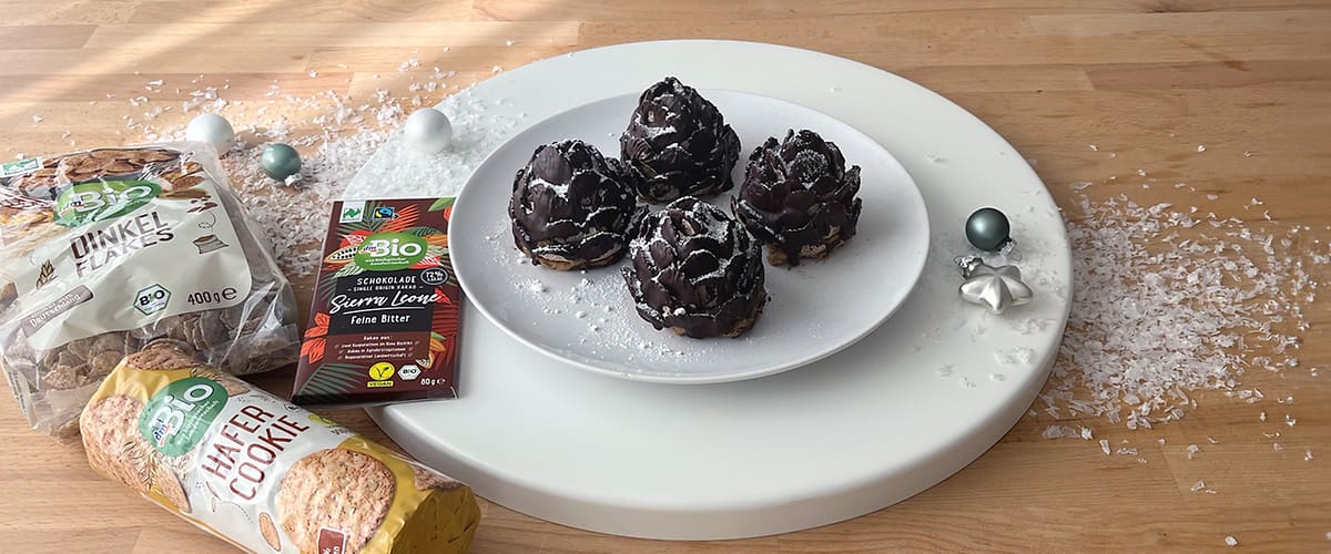 Vianočné čokoládové šišky naservírované na tanieri