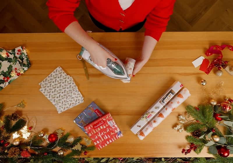 Žehlička, ktorá zažehľuje servítku priľnutú k sviečke