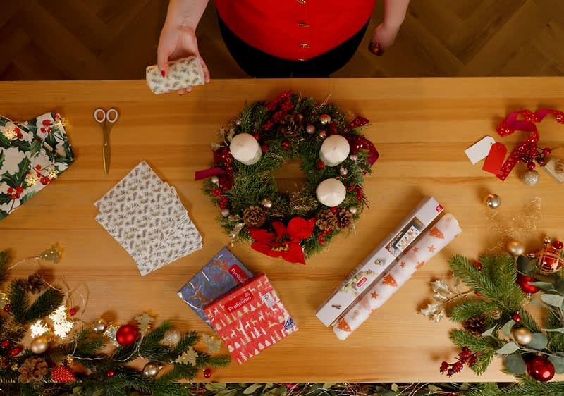 Adventný veniec so vzorovanými sviečkami