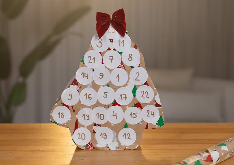 Adventný kalendár z roliek z toaletného papiera