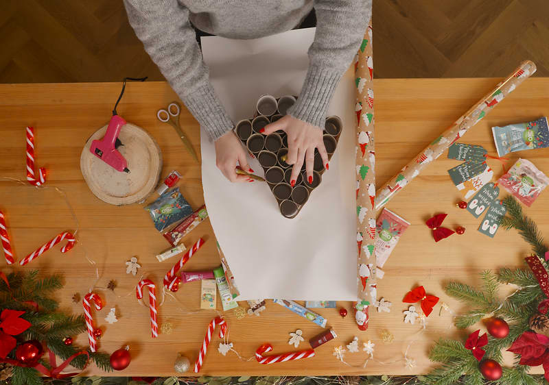 Obkresľovanie stromčeka na baliacom papieri