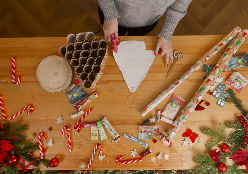 Vystrihnutý baliaci papier do tvaru stromčeka