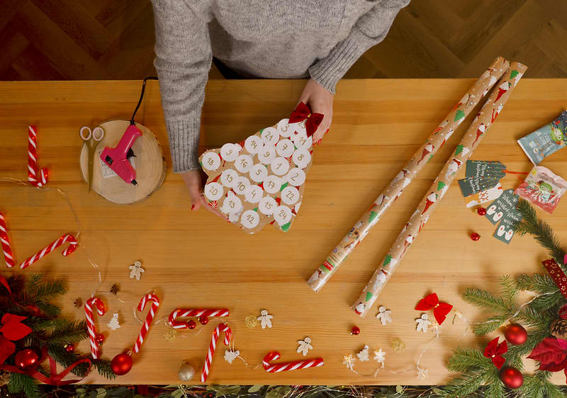 Hotový vianočný stromček z roliek z toaletného papiera