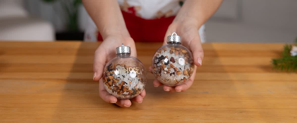 Dve vianočné ozdoby v rukách