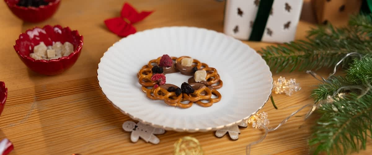 Ozdobený praclíkový veniec na bielom tanieri