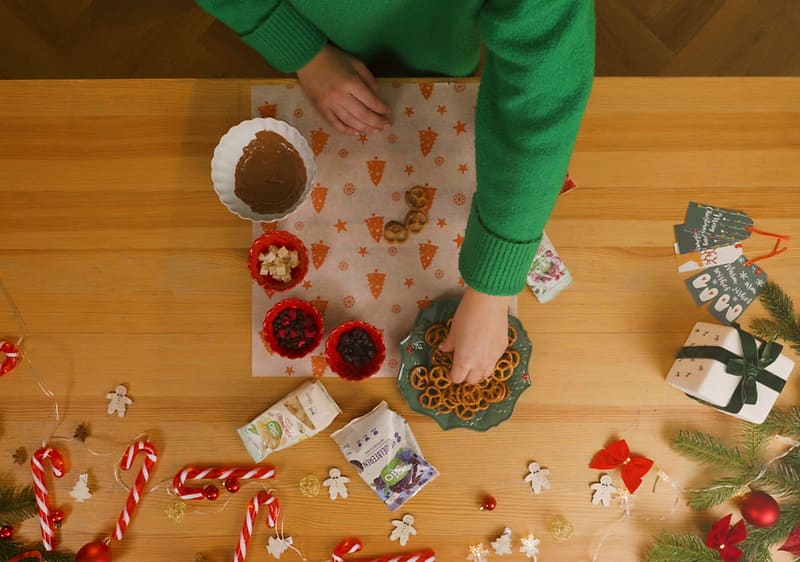 Praclíky namáčané do misky s čokoládou