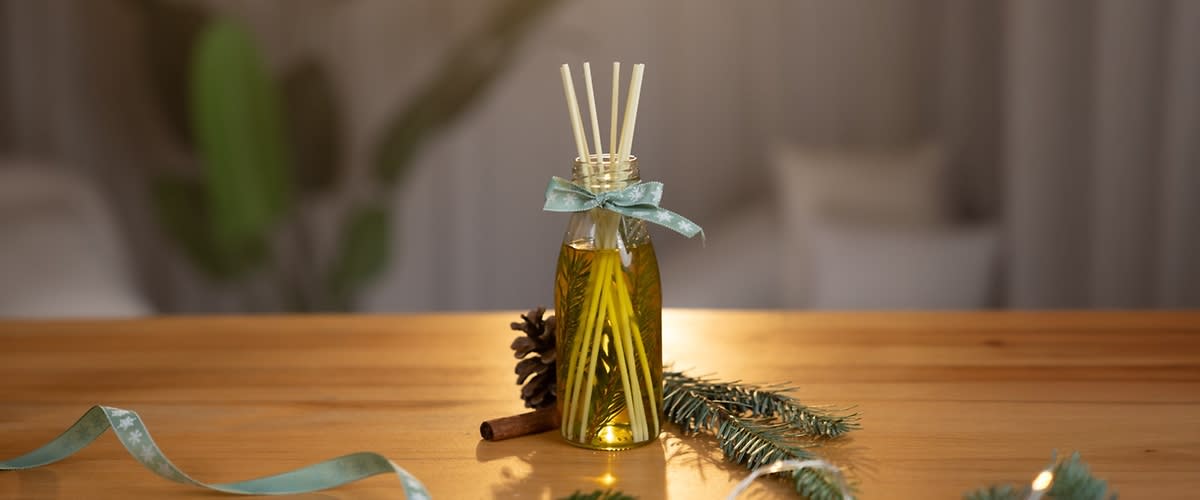 Vianočný difuzér v sklenej nádobe s mašľou