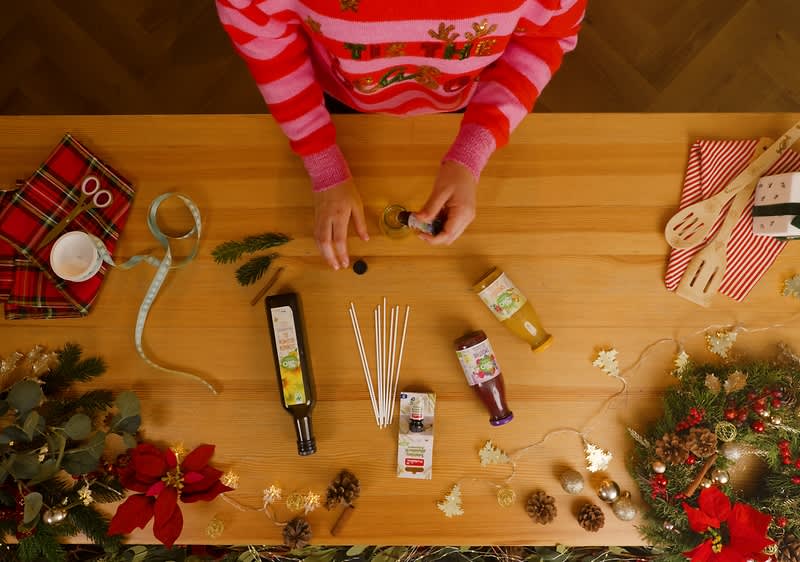 Esenciálny olej nakvapkaný do fľaše s olejom