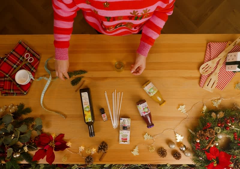 Ihličnatá vetvička na stole