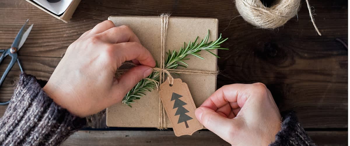 Balíček zabalený v hnedom baliacom papieri