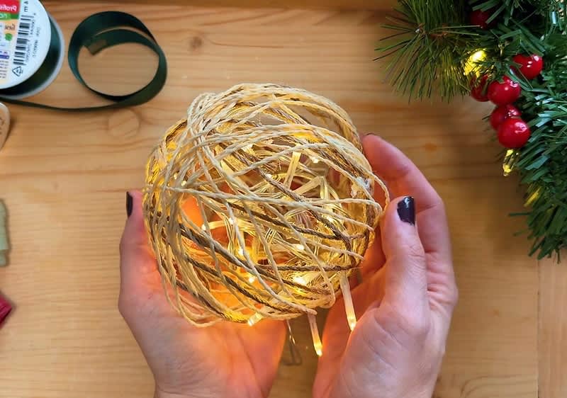 Vyrobená guľa zo špagátov