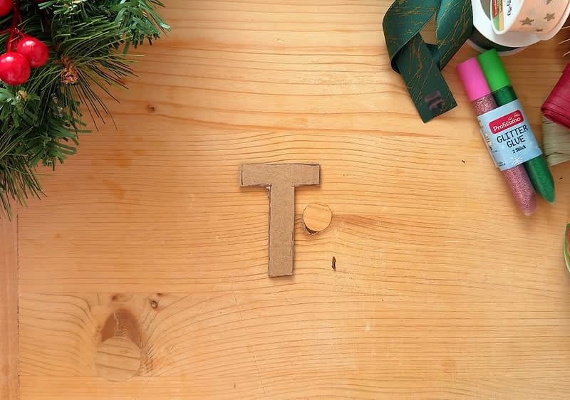 Písmeno T vystrihnuté z kartónu