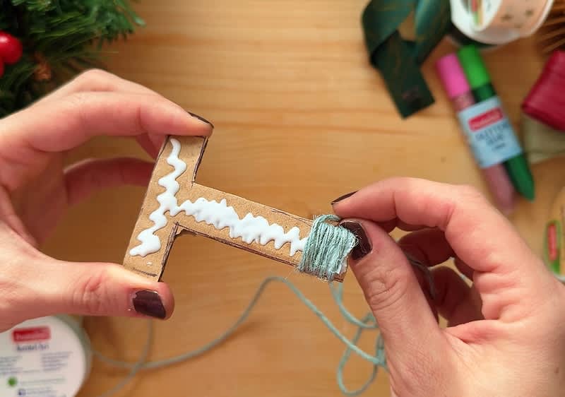 Písmeno T vystrihnuté z kartónu 