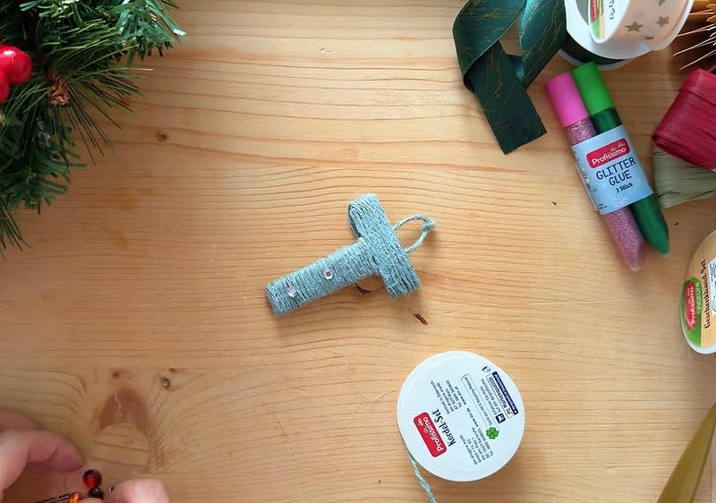 Písmeno T obalené špagátom