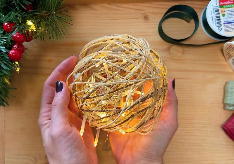 Vianočná guľa zo špagátov so svetielkami