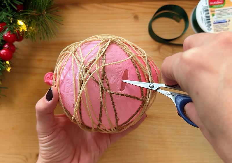 Ružový balónik a nožničky