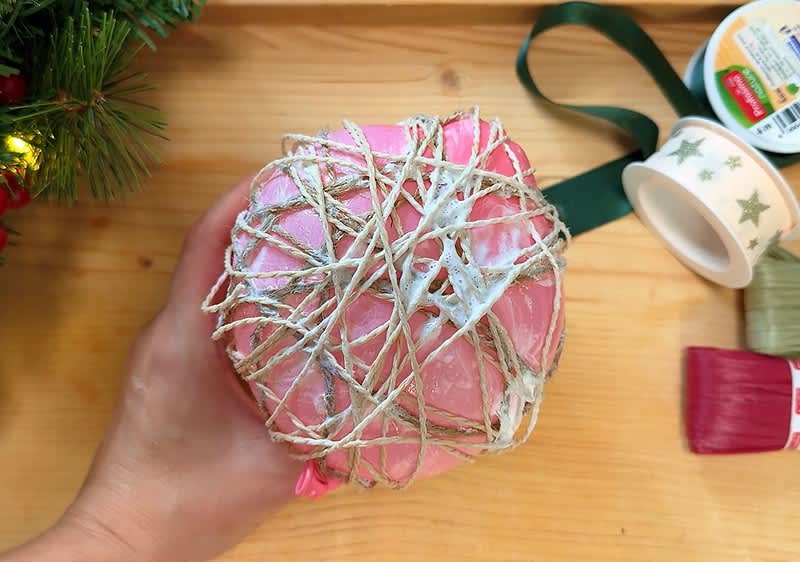 Ružový balónik omotaný špagátom