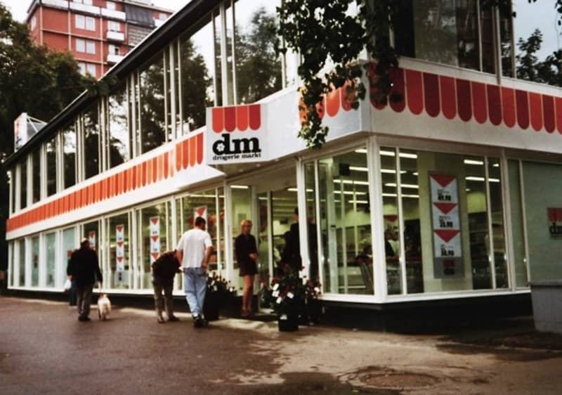 Jedna z prvých filiálok dm drogerie Markt v roku 1996 - v Bratislave, v Dúbravke.