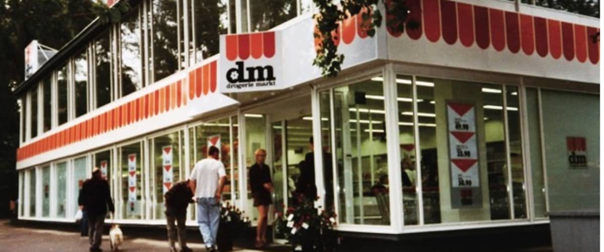 Jedna z prvých filiálok dm drogerie Markt v roku 1996 - v Bratislave, v Dúbravke.