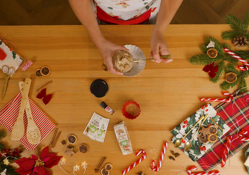 Plnenie pohára zmesou na výrobu scrubu