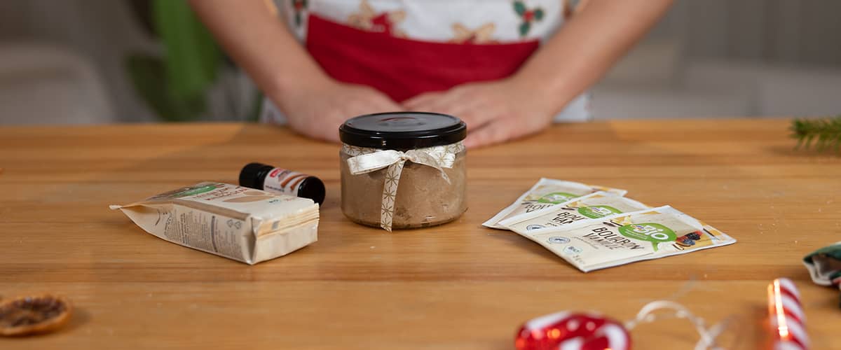 Vlastnoručne vyrobený vianočný scrub v sklenenej nádobe so stužkou