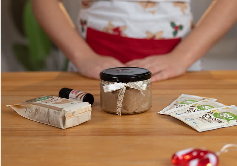 Vlastnoručne vyrobený vianočný scrub v sklenenej nádobe so stužkou