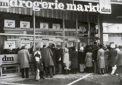 Ľudia zvedavo čakajú na otvorenie prvej dm predajne v rakúskom meste Linz.