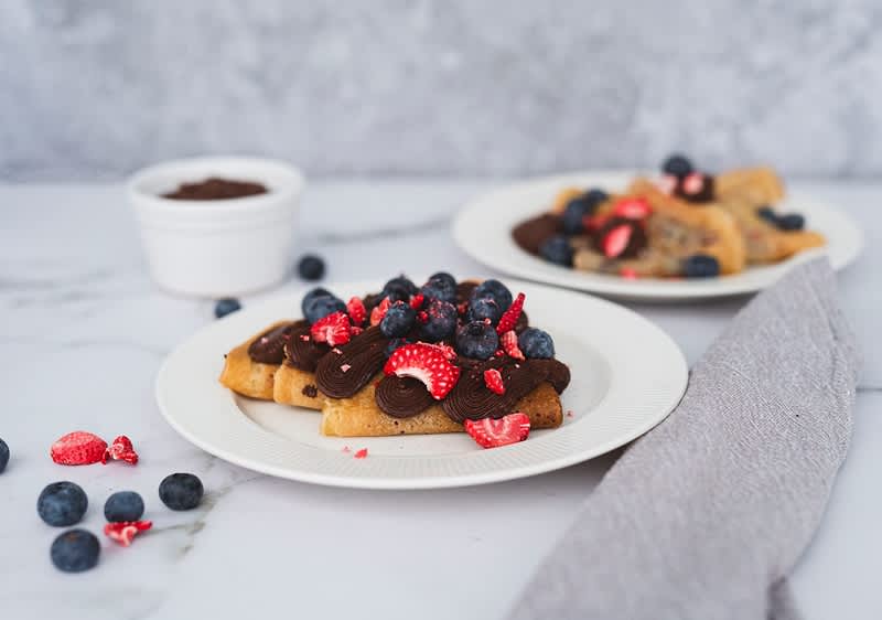 Vegánska palacinka s čokoládovým krémom na tanieri