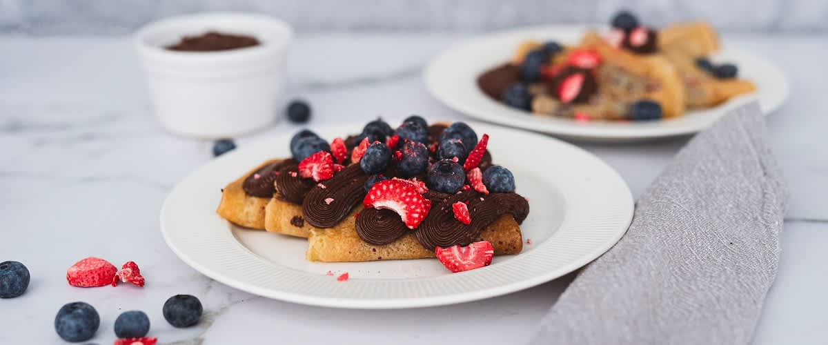 Vegánska palacinka s čokoládovým krémom na tanieri