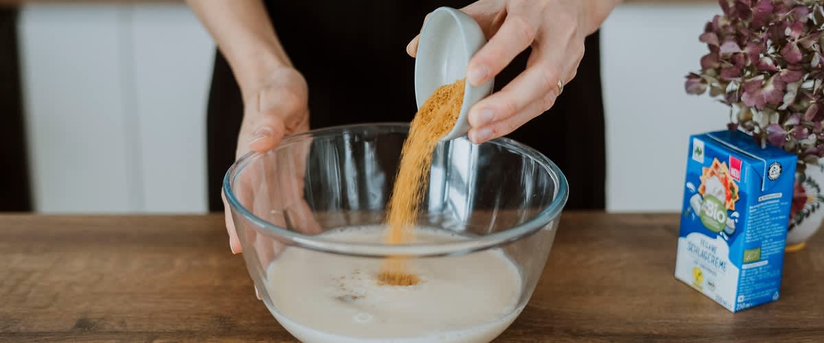 Zmiešanie surovín na prípravu cesta na vegánske palacinky