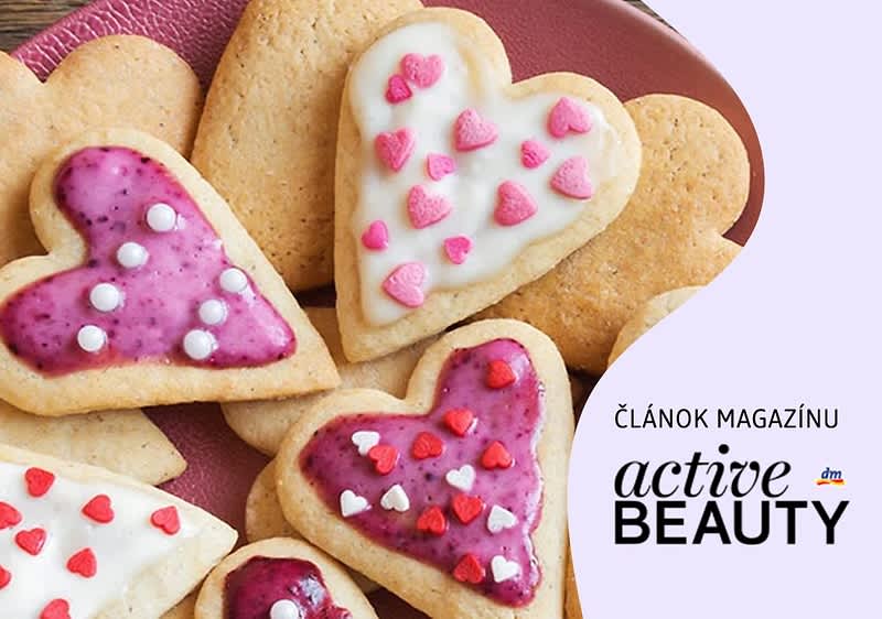 Srdiečkové sušienky s farebnou polevou a ozdobami.