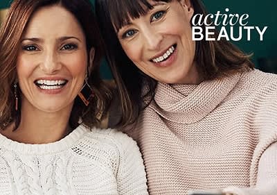 Dve osoby v pletených svetroch s nápisom active BEAUTY v rohu obrázka