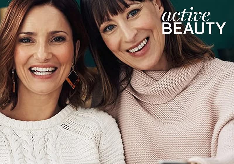 Dve osoby v pletených svetroch s nápisom active BEAUTY v rohu obrázka